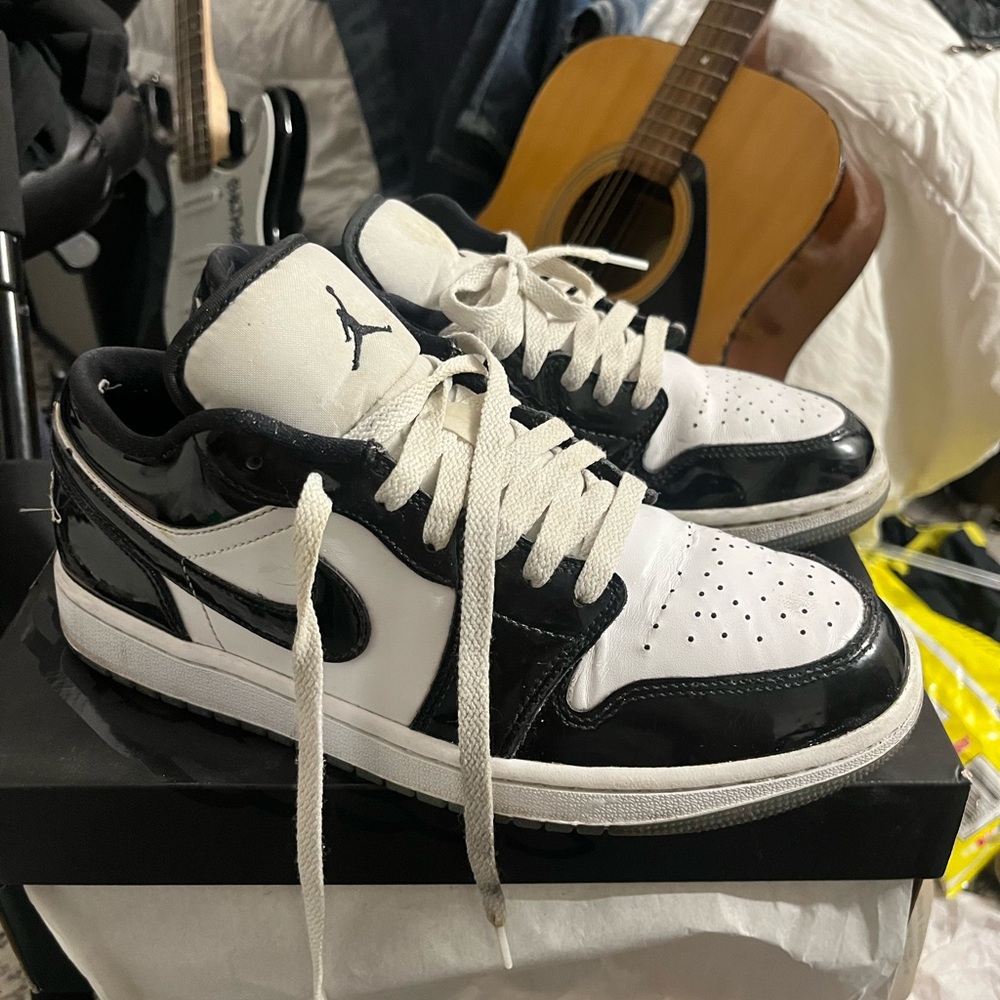 Air Jordan 1 Low SE Concord Sneakers